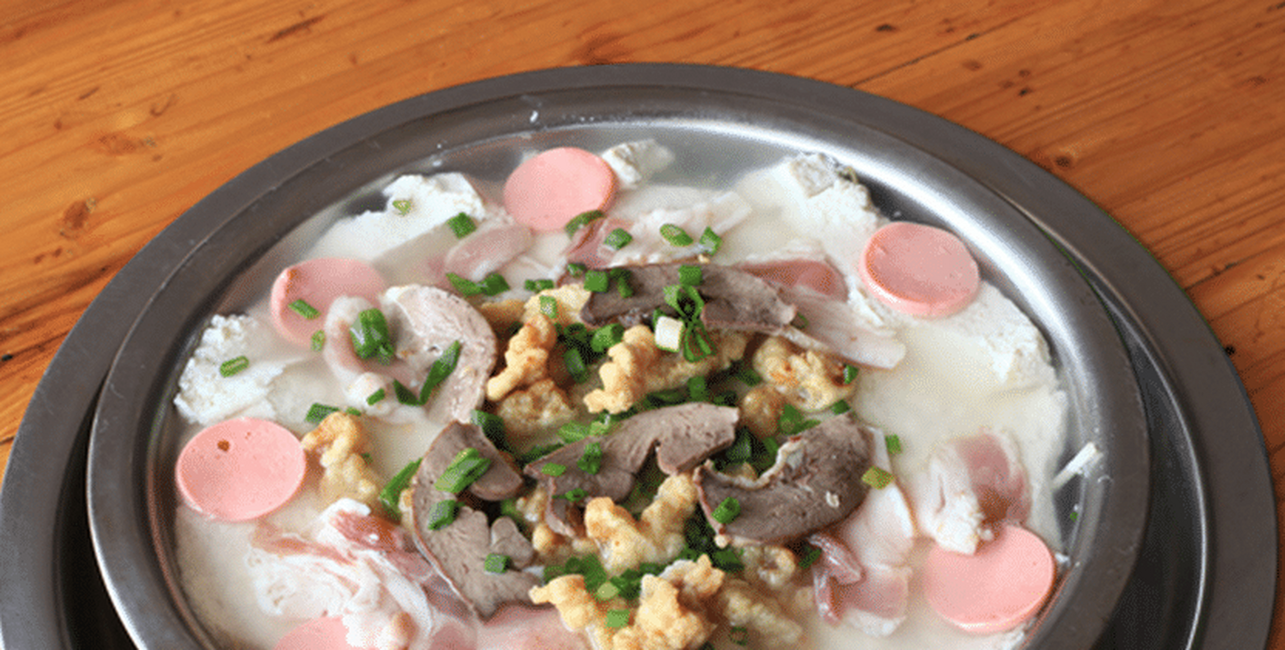 在四川泸州,荤豆花绝对是样极具特色和魅力的人气吃食,滚烫的锅里