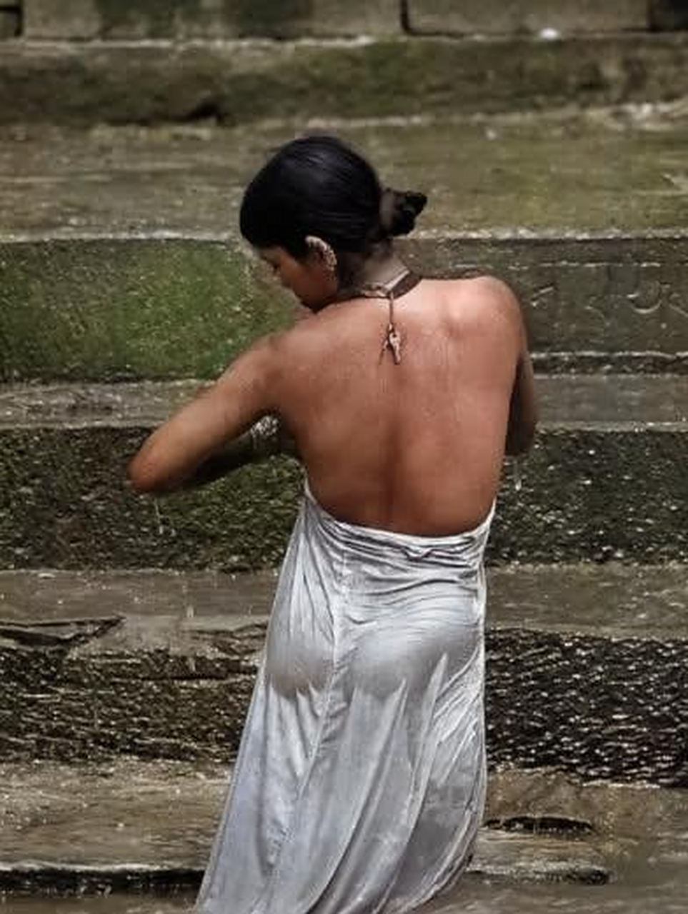 这张照片拍摄于2002年,一位上身裸露的性感印度美女