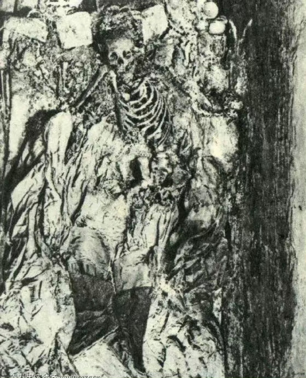 带人挖掘定陵的照片,在照片中,我们可以清楚的看到万历皇帝的尸骨