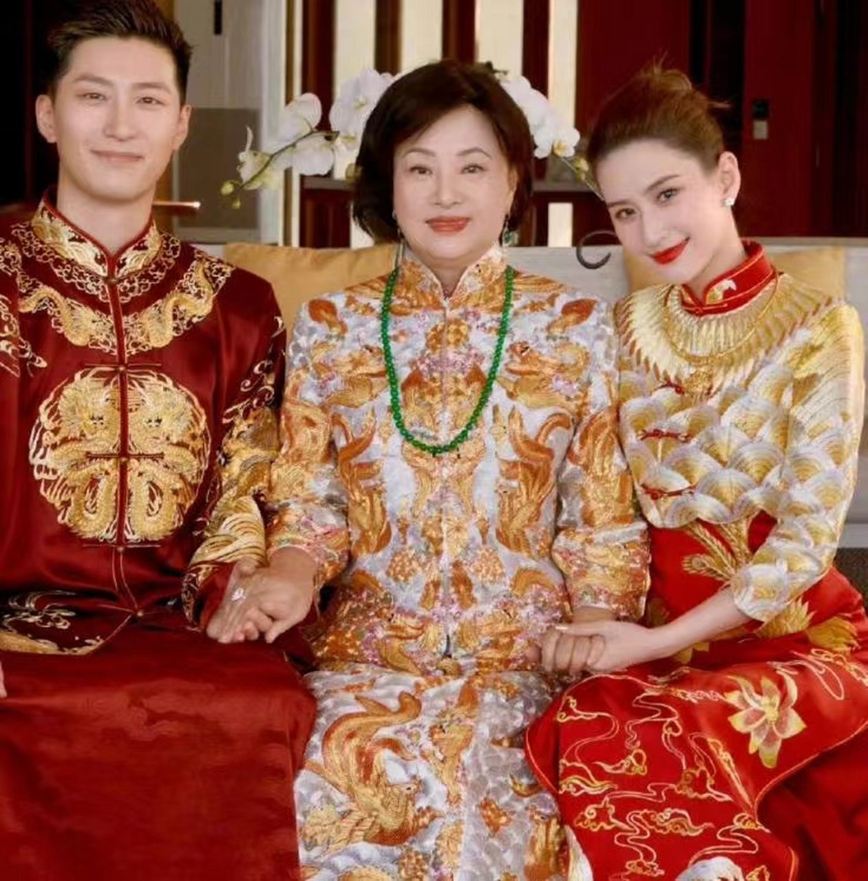 窦骁何超莲中式婚礼,这哥们应该比中头彩还开心吧