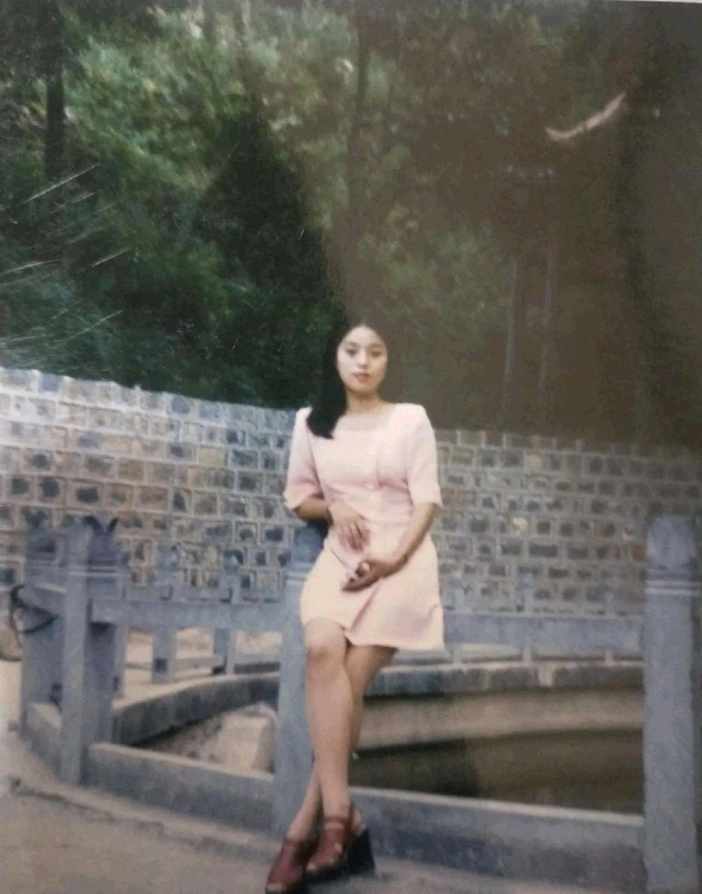 附上一张我18岁时的照片![尬笑]