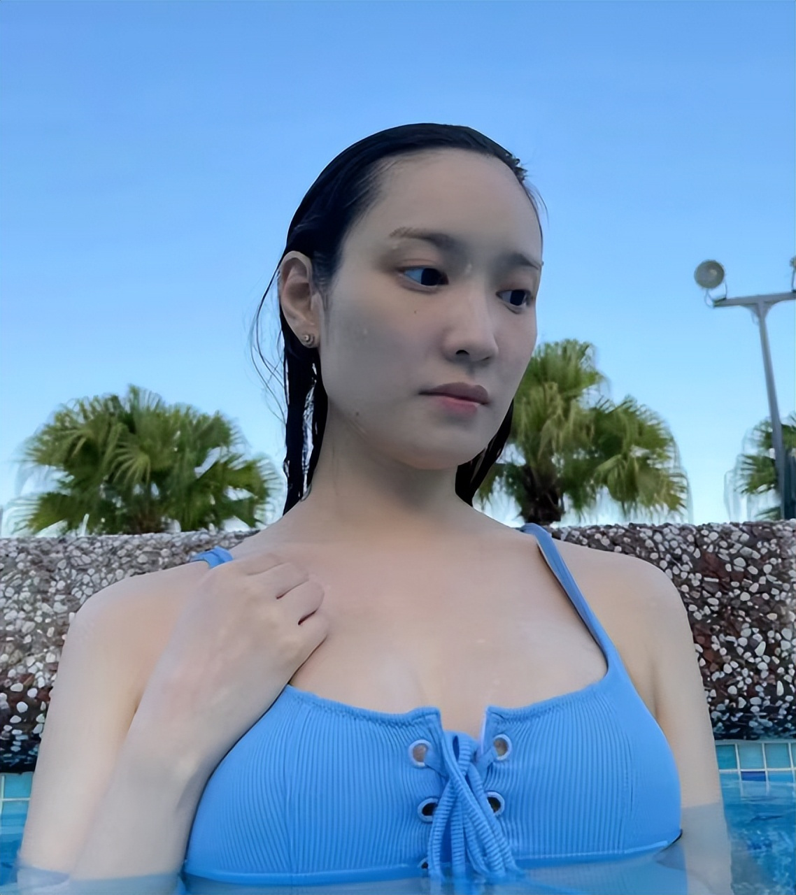 近日,石修儿媳妇林佑蔚在社交平台晒出了一则挺孕肚游泳的视频,虽然