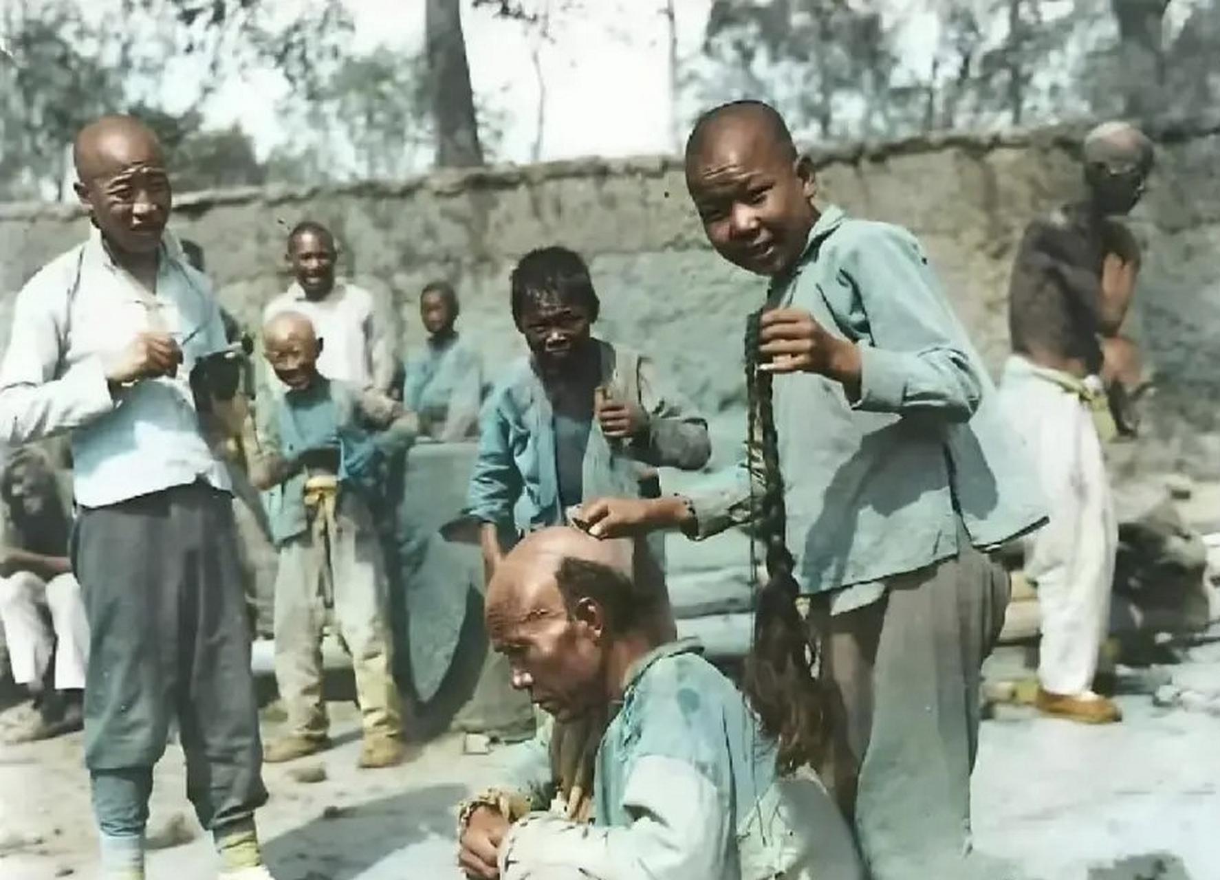 1912年,北京.宣统垮台,大清人纷纷在剪辫子