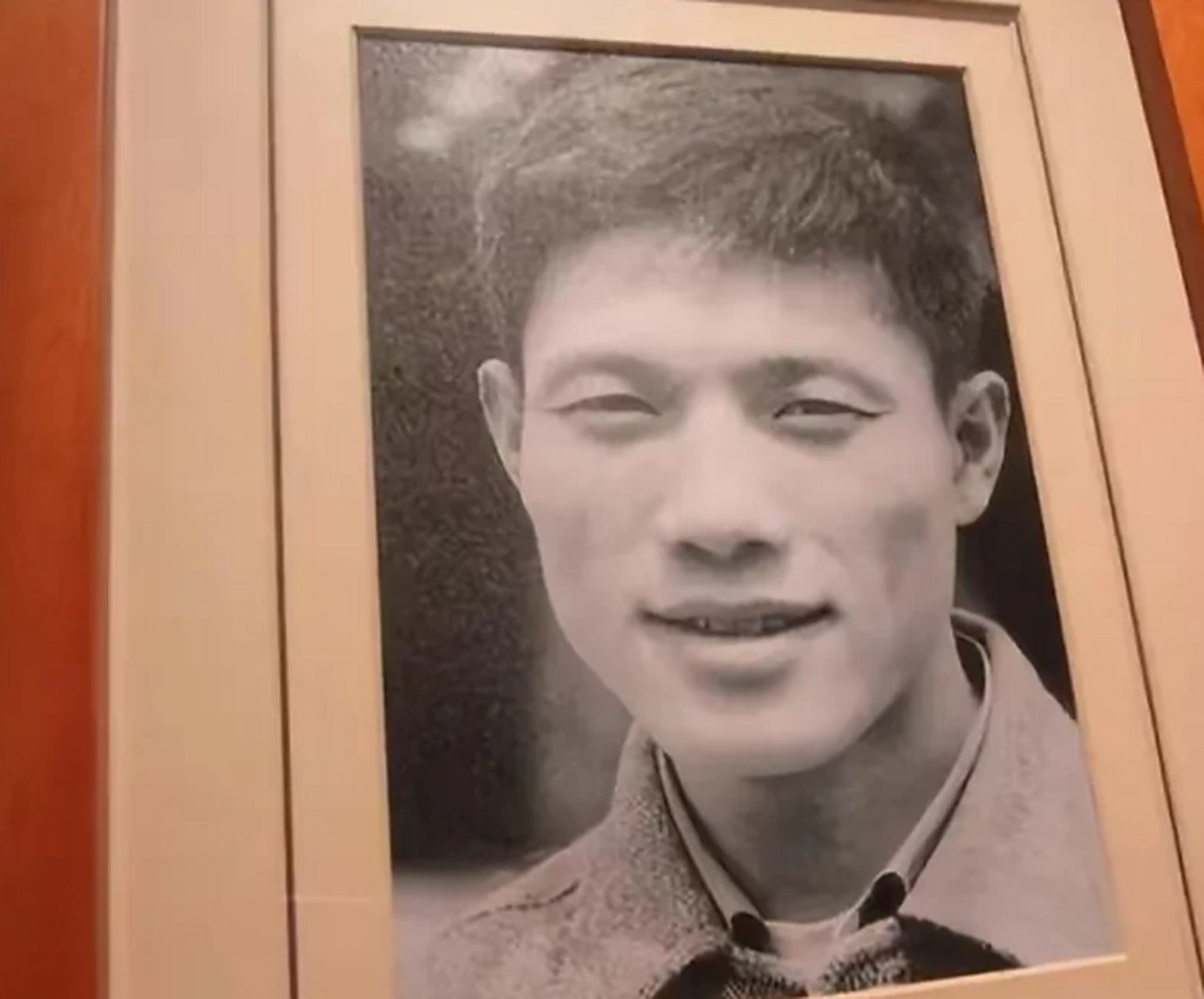 1968年,郭沫若的八子郭世英因不堪折磨,从三层楼关押的房间窗户一跃而