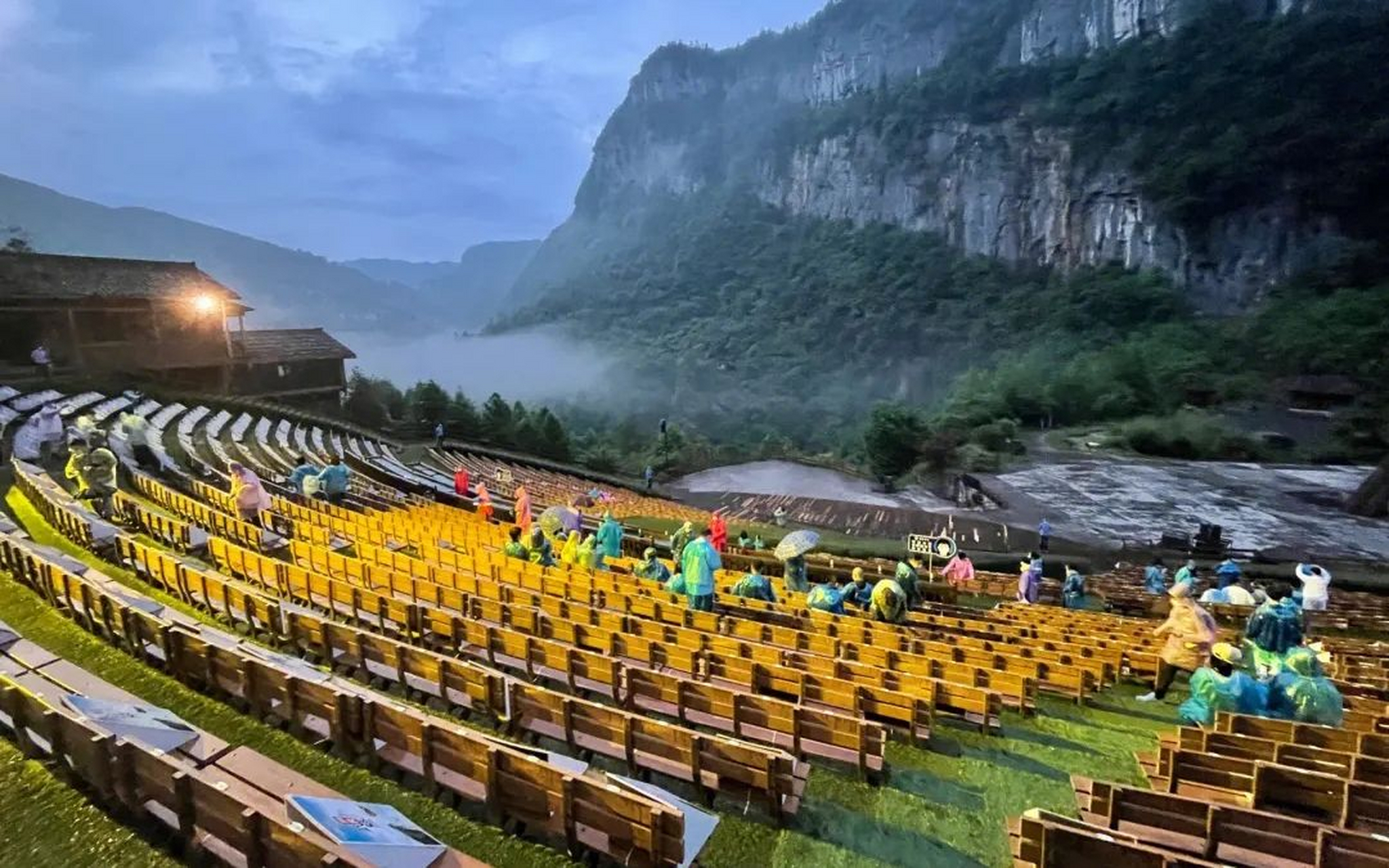 印象武隆:全程演出灯光采用的是效果绝佳的3d灯光,同时在剧中是以川 