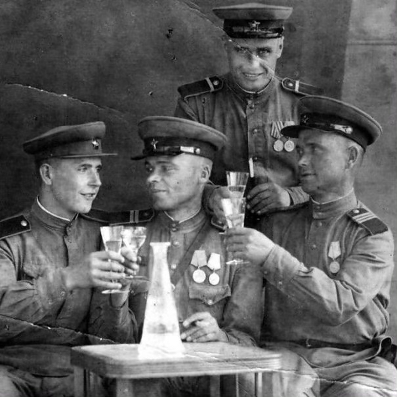 苏联红军于 1941 年引入伏特加酒作为口粮的一部分.