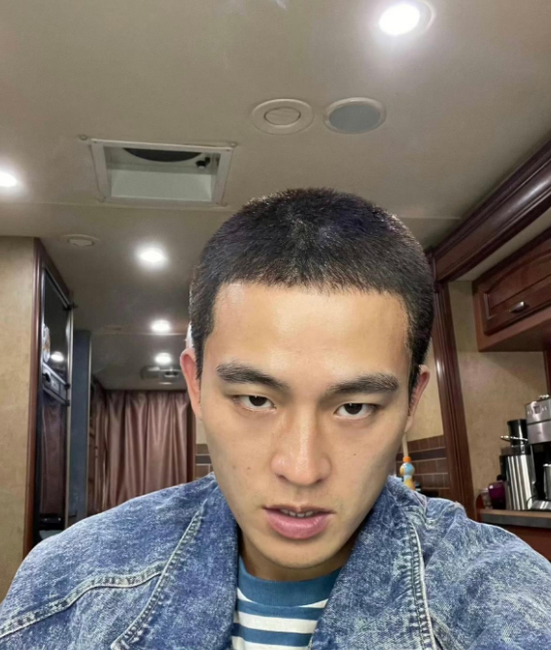 寸头的欧豪,痞帅痞帅的.