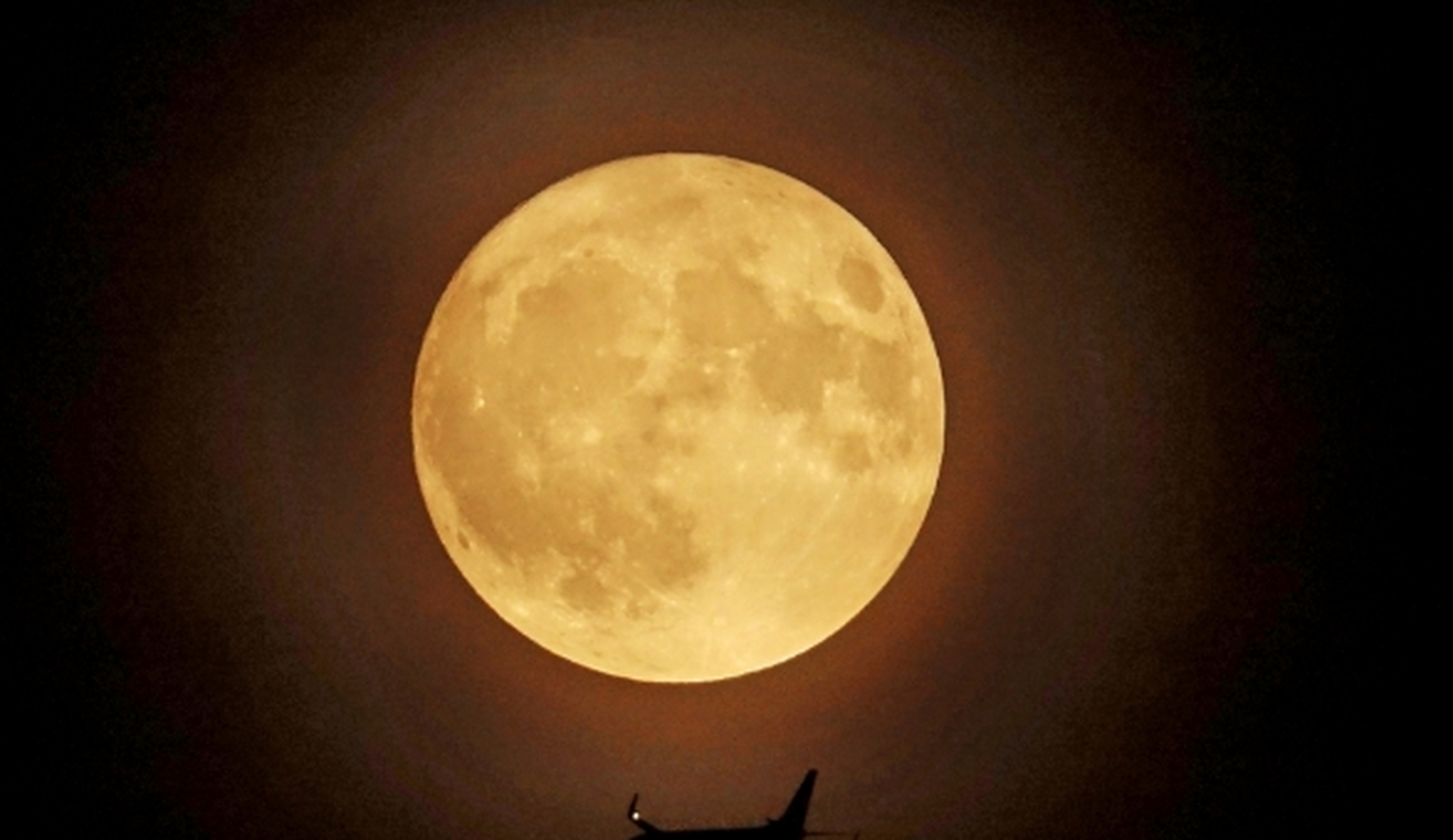 今年首次"超级月亮"来了 你是否抬头仰望过星空,那遥远的星河里,隐藏