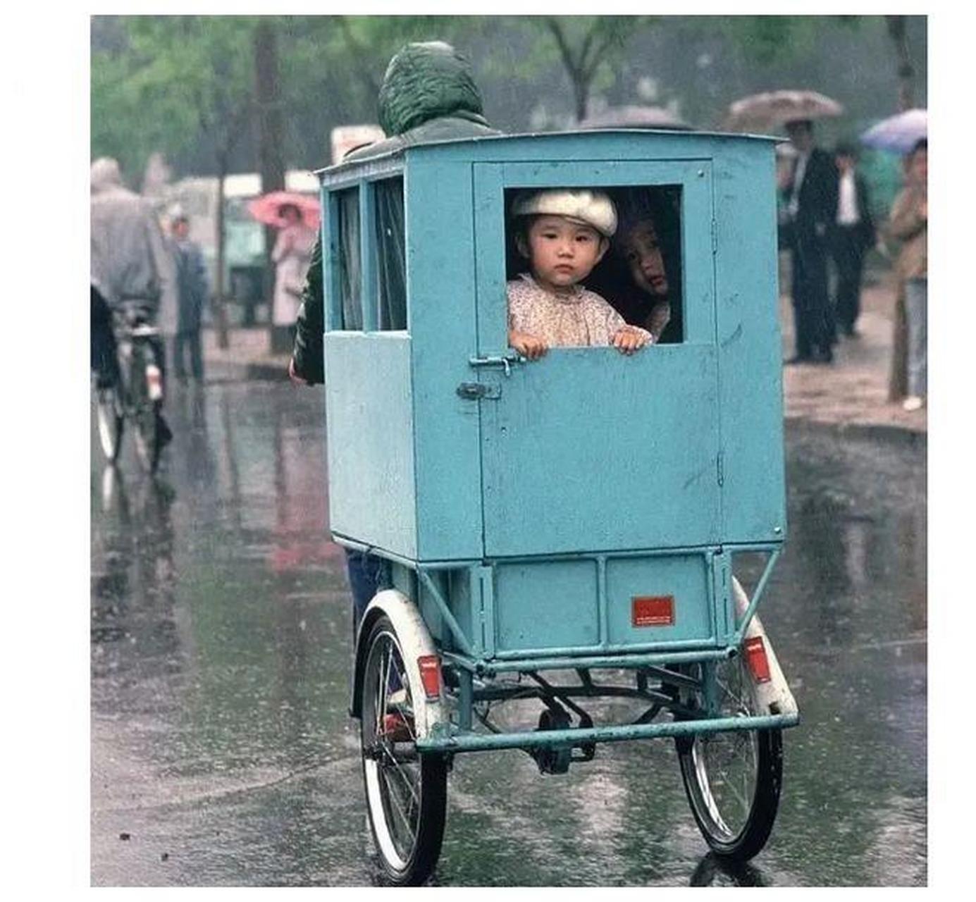 上世纪90年代的北京,幼儿园接送儿童的三轮车是常见的交通工具.