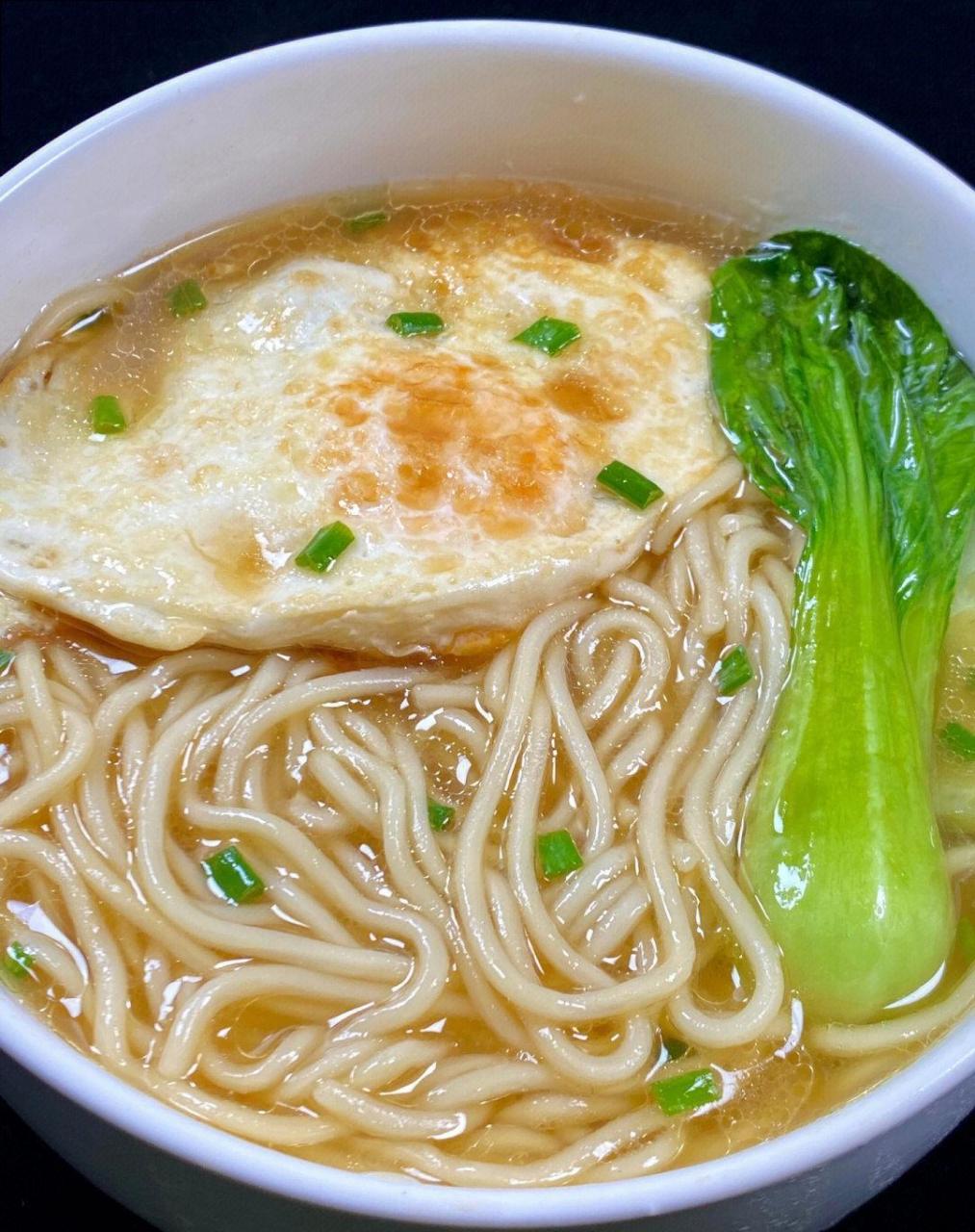 今天分享美味的煎蛋清汤面,热腾腾的巨好吃!汤鲜味美,清淡美味又营养!