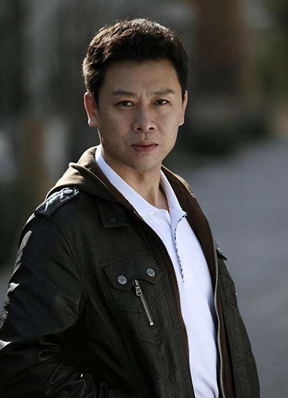 演员胡亚捷:与妻子吵闹三次差点离婚,越吵越亲密,如今恩爱如初