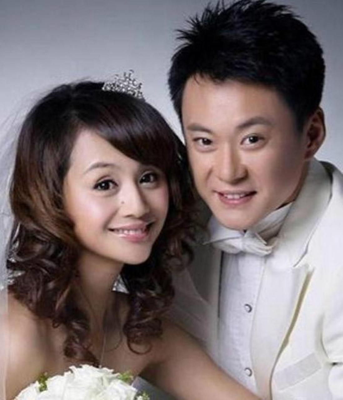 "王坂放下眼镜,转身离去.