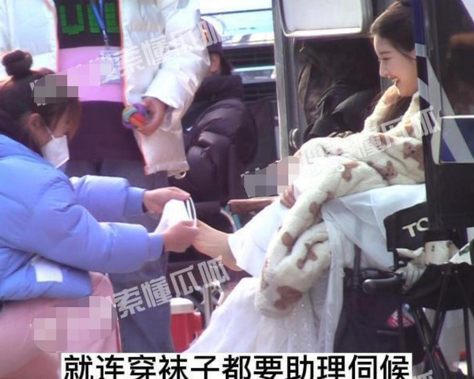 明星助理有多惨?跪地穿鞋举话筒,比古代的丫鬟还要低一等