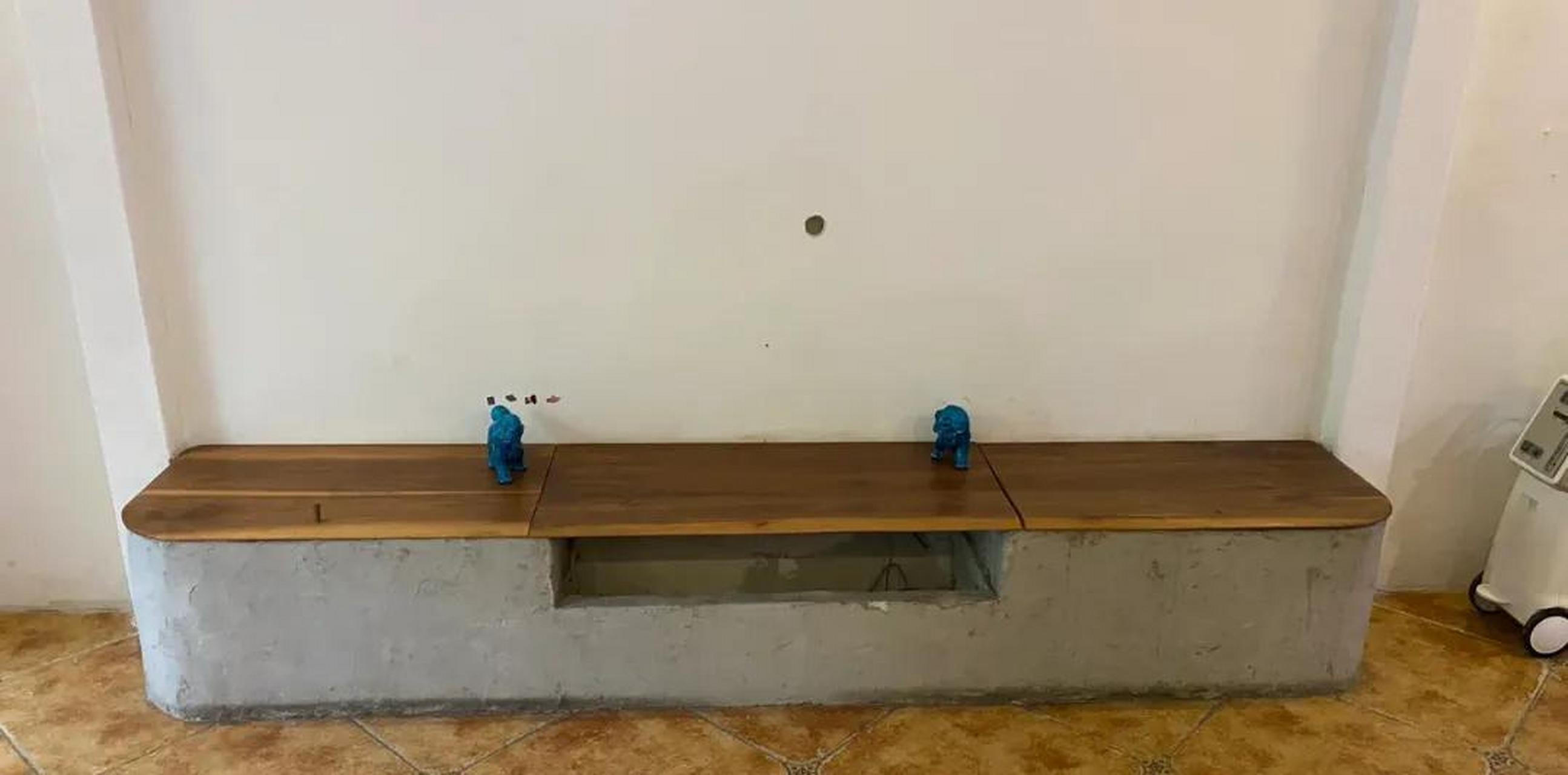 用水泥砌的电视柜,"古墓派"的浴室,中式的灯搭配美式的地砖,这位朋友