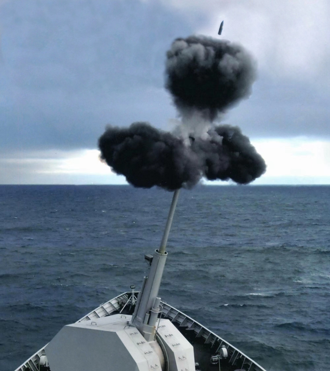 执行防空任务的052d驱逐舰130毫米舰炮开火瞬间,宛如黑旋风来袭.