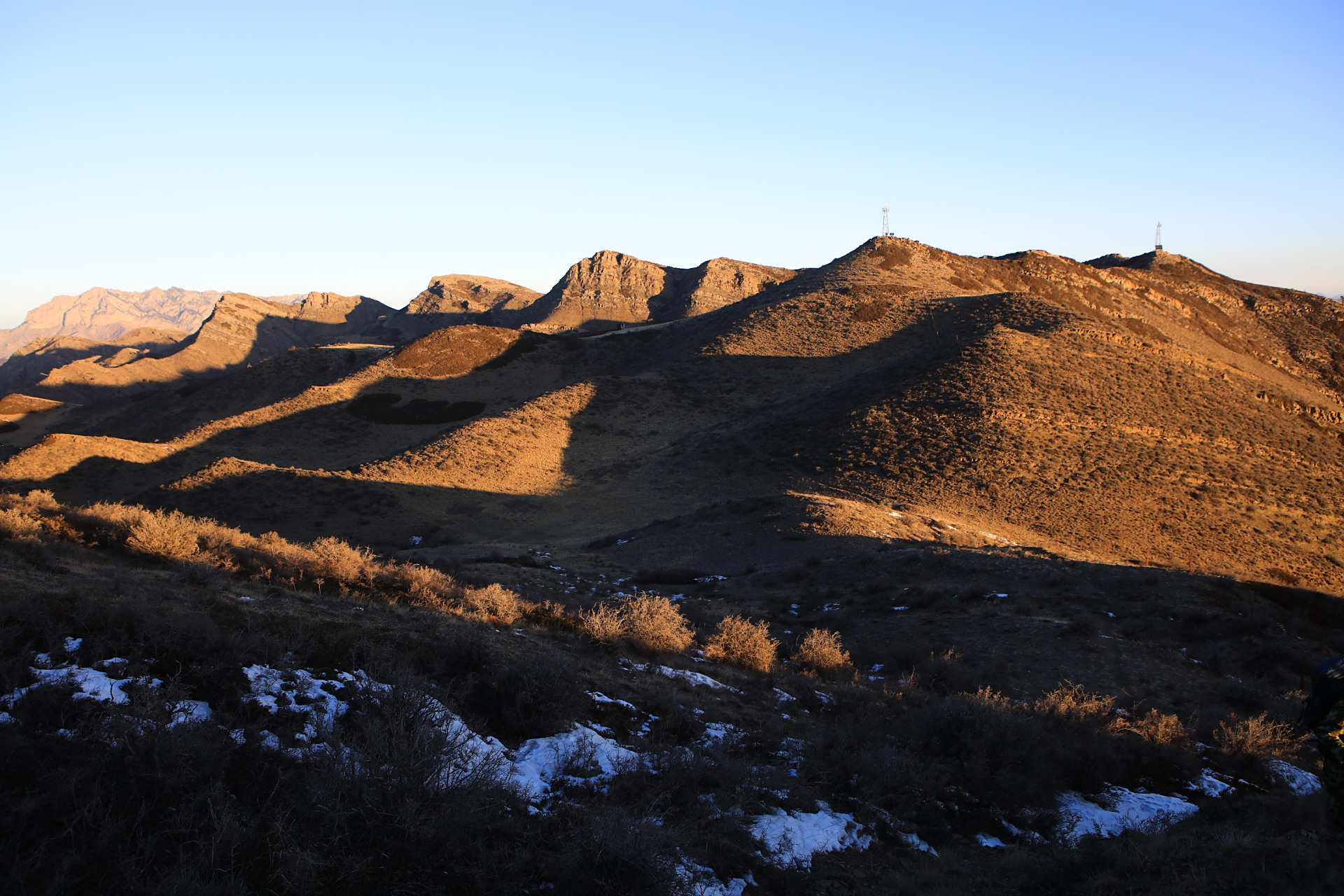 :冬日清晨,日出贺兰山,满山红黄,遍地成金