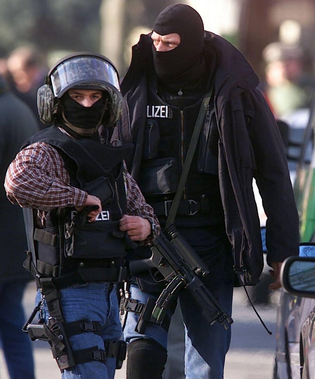 『am-95头盔』 2000年代德国警察部队使用标志性am-95头盔的照片.