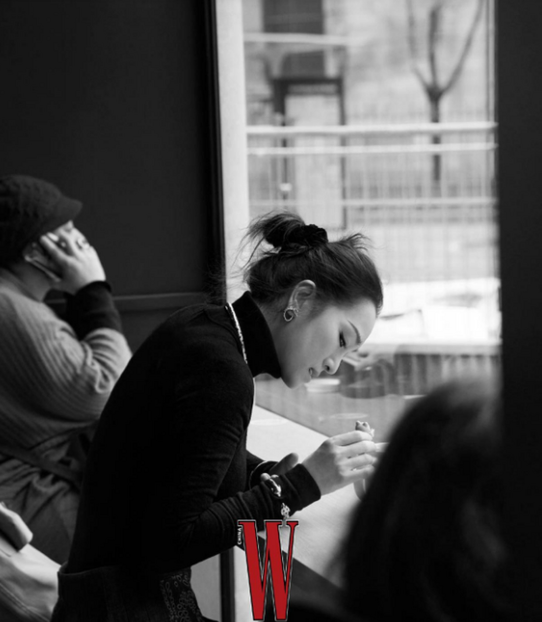 巩俐登上《w》杂志中文版创刊号封面,日常的穿着,随意的头发,时尚