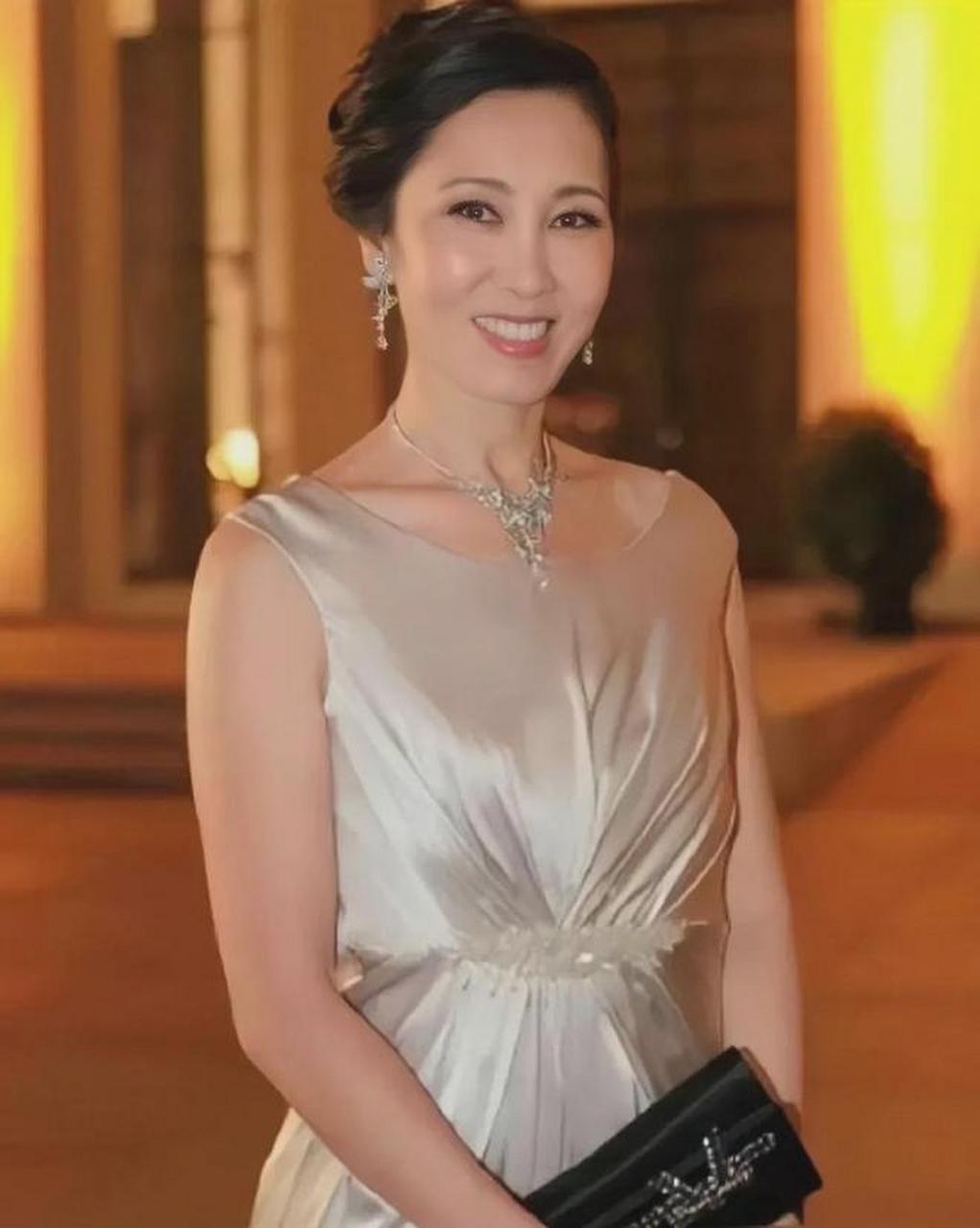 平时她非常低调,很少抛头露面,但当她出镜时,总是