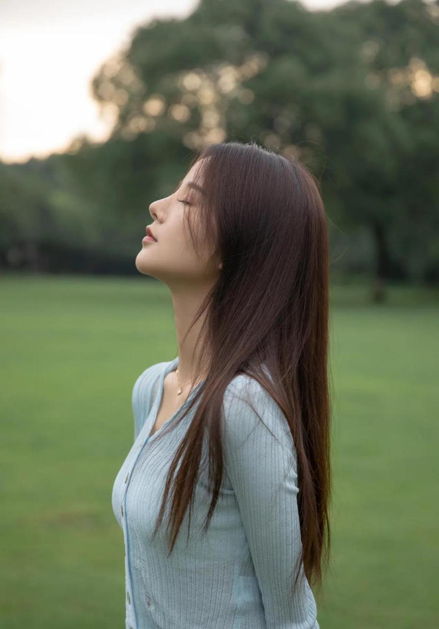 美女失恋后,情场失意,落寞的样子,惹人怜