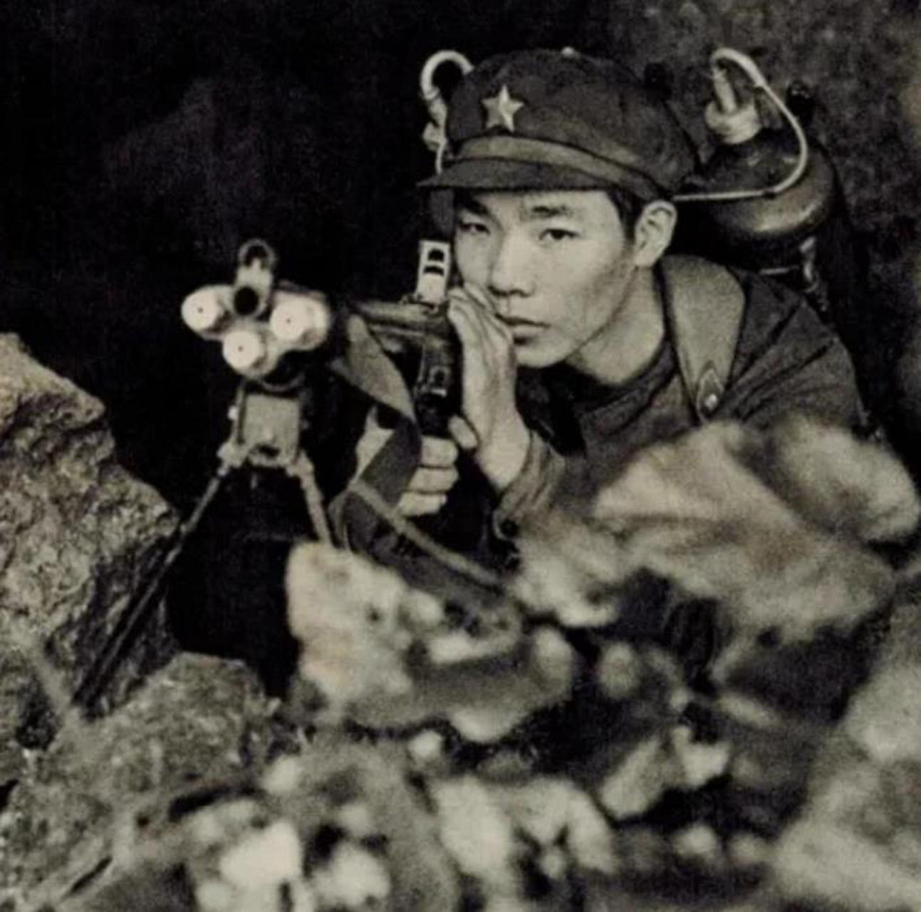 1986年,张振明身患疟疾,虽然痛苦不堪却仍坚持继续战斗,拒绝前往医院