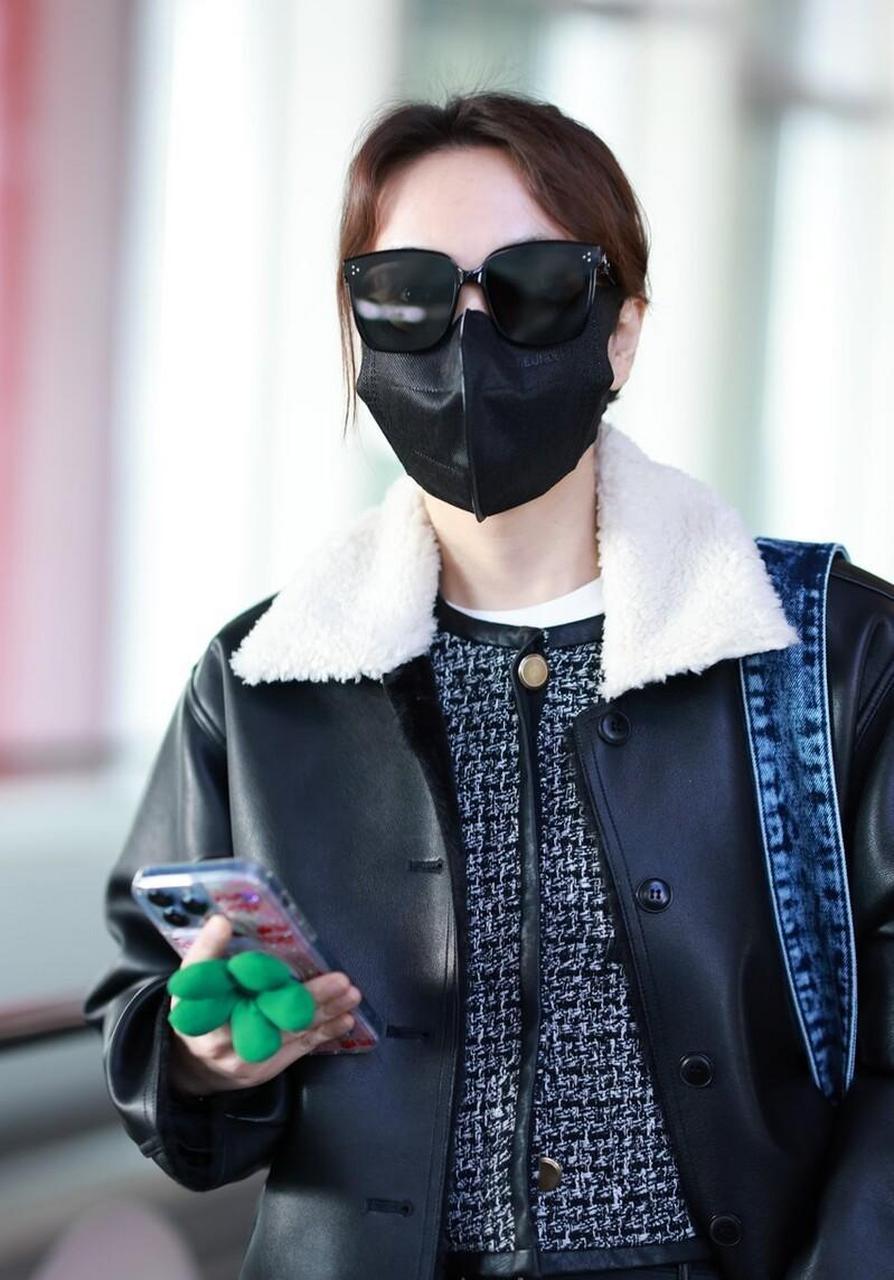 吴昕机场街拍 黑色皮衣 黑色皮裤 黑白运动鞋又酷又甜