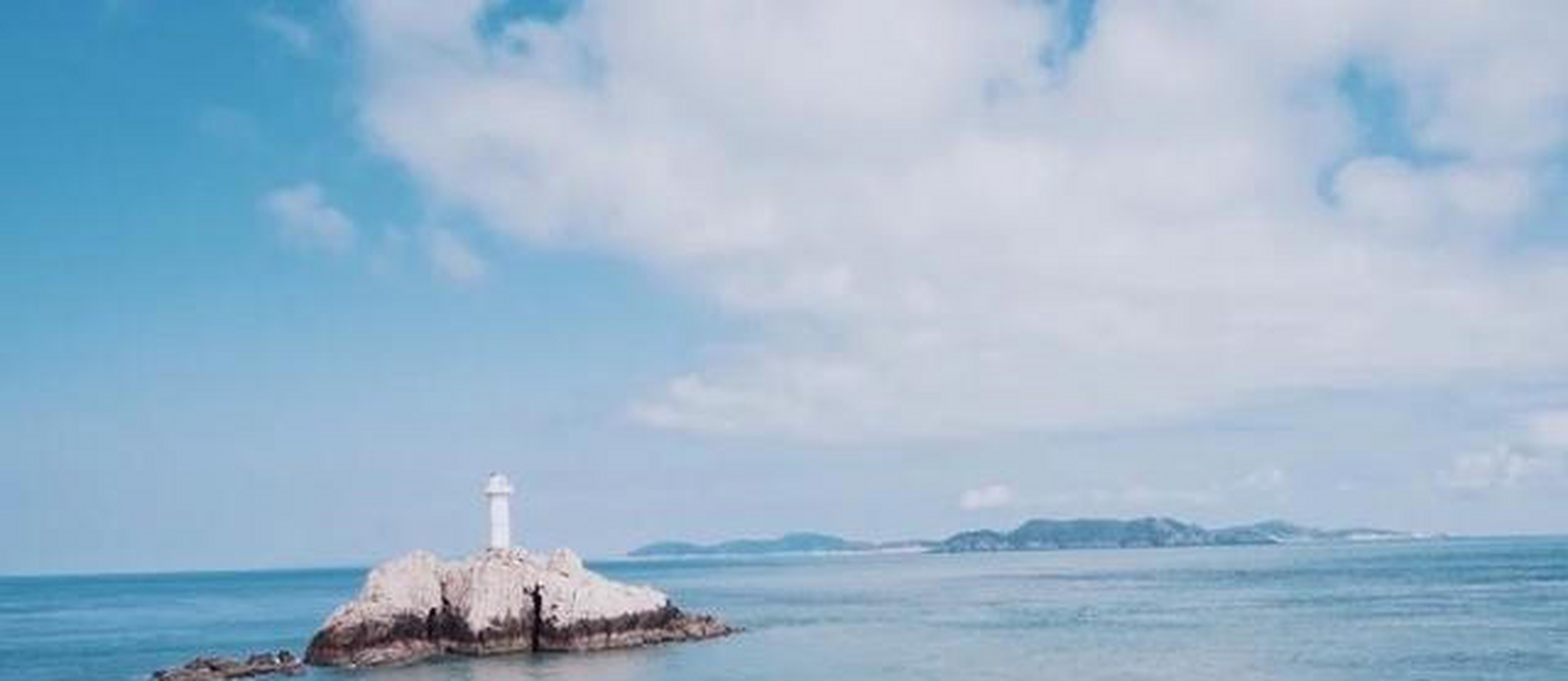 庙子湖岛上最有人气的景点就是这座红白灯塔,红白分明的灯塔映衬着一