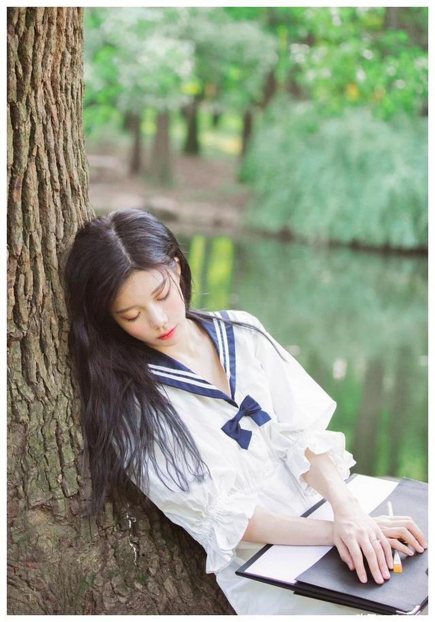 沈梦瑶学生制服丛林写真