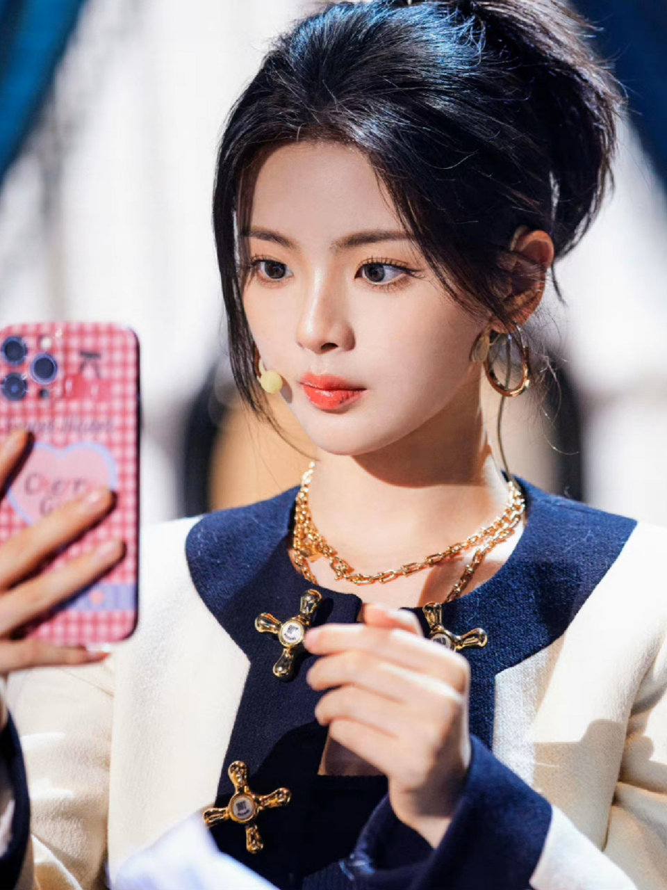 杨超越综艺今晚开放麦穿搭 黑白小香风搭配精致可爱得像芭比娃娃.