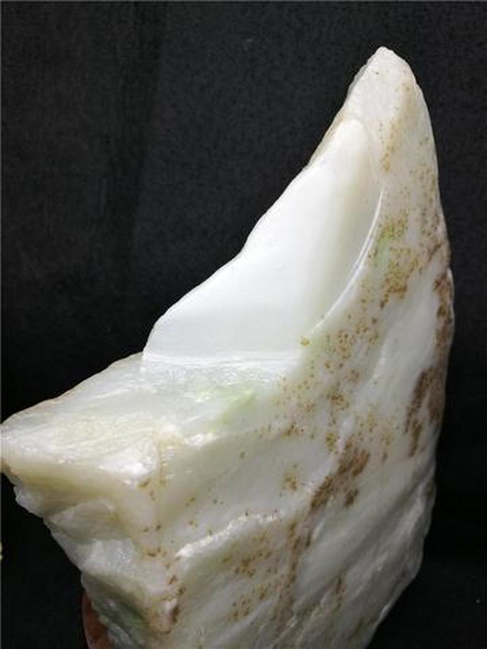 翡翠原石##点击头像看直播# 世界上最珍贵的玉石,需要经过几百年的