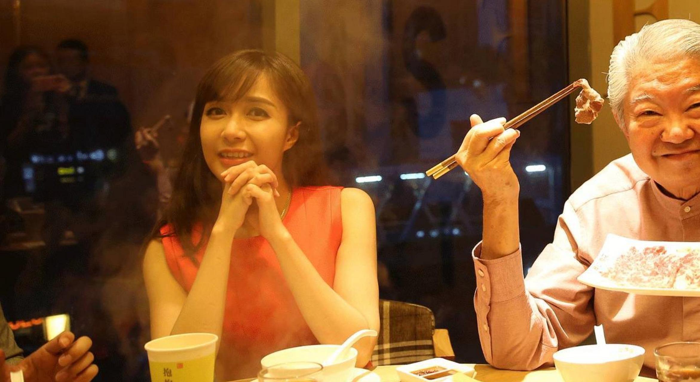 在一次饭局上,知名主编许知远特意问蔡澜:"蔡老师,我听说恁可厉害嘞