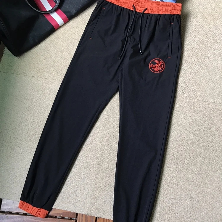 今日分享:爱马仕休闲裤绣花工艺图案logo,客供专柜定制面料,轻薄透气