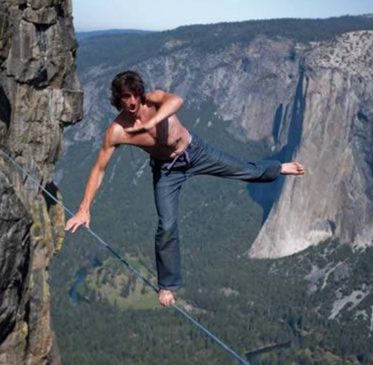 迪恩-波特最近在越赛米蒂的塔夫特走钢丝.