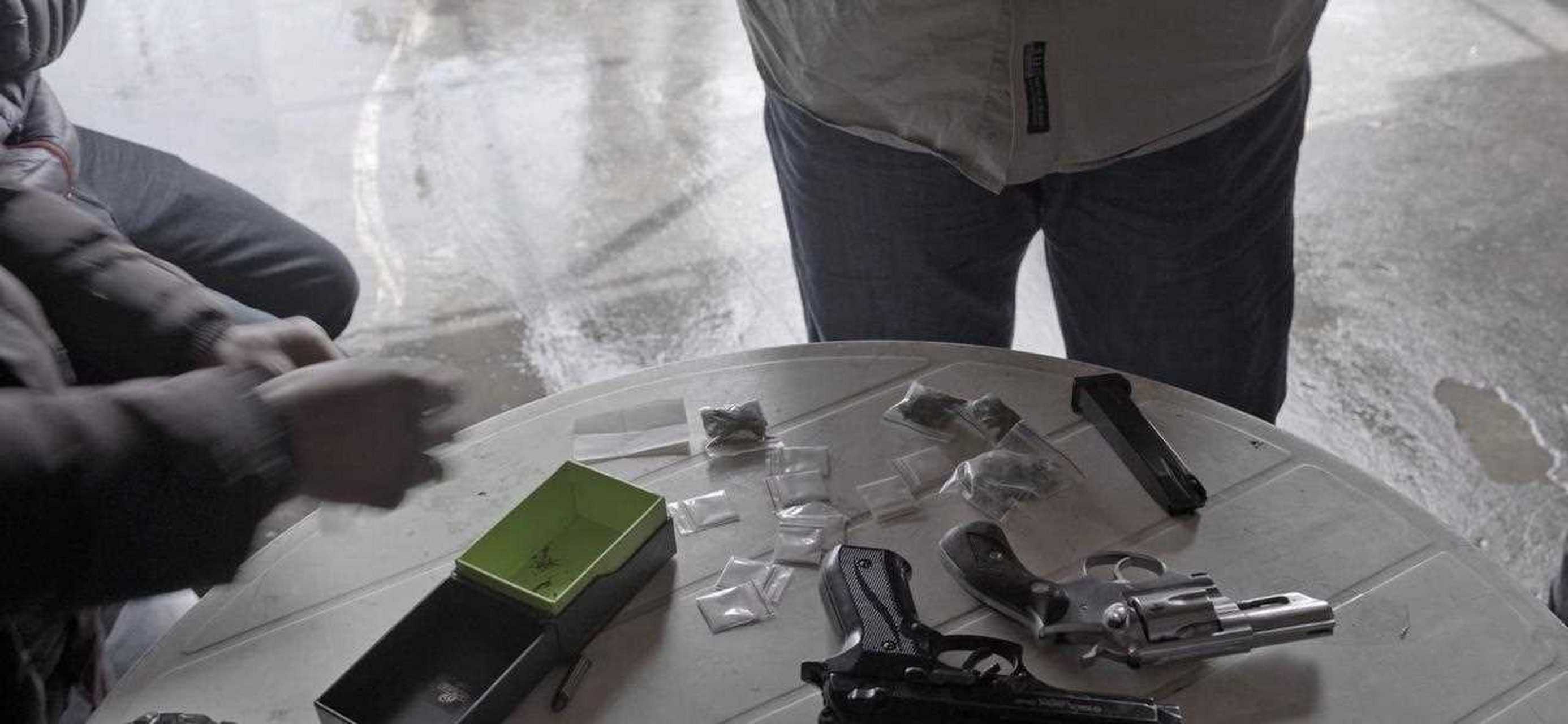 在哥伦比亚,我们探访了波哥大贫民窟的武器黑市.