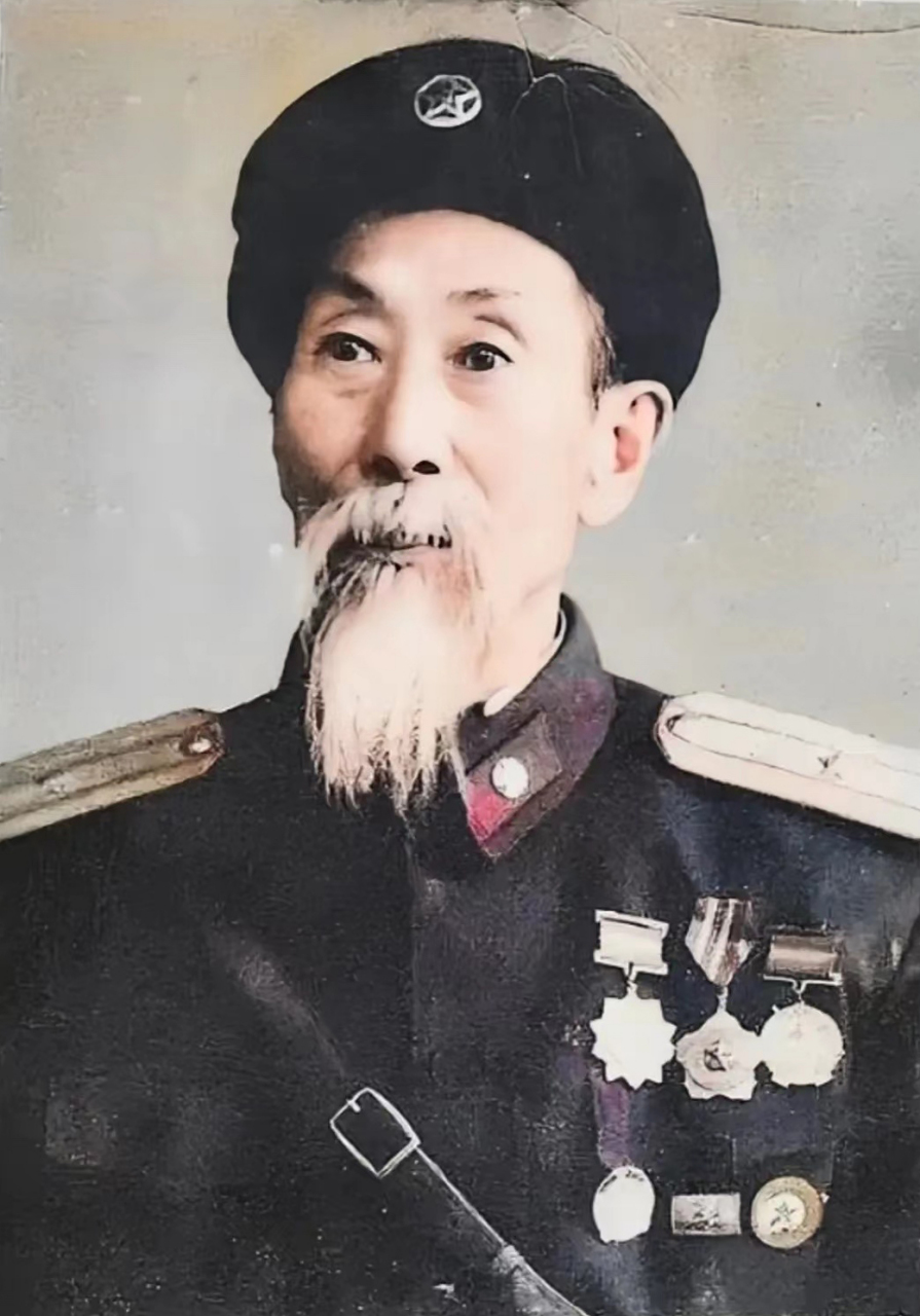 1955年,78岁的蒋维平被授予中校军衔后,留下了这张珍贵照片,镜头中的