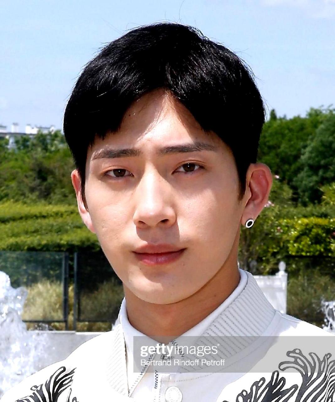 你相信吗?井柏然那么自然对称的双眼皮竟然是因为拍戏累出来的.