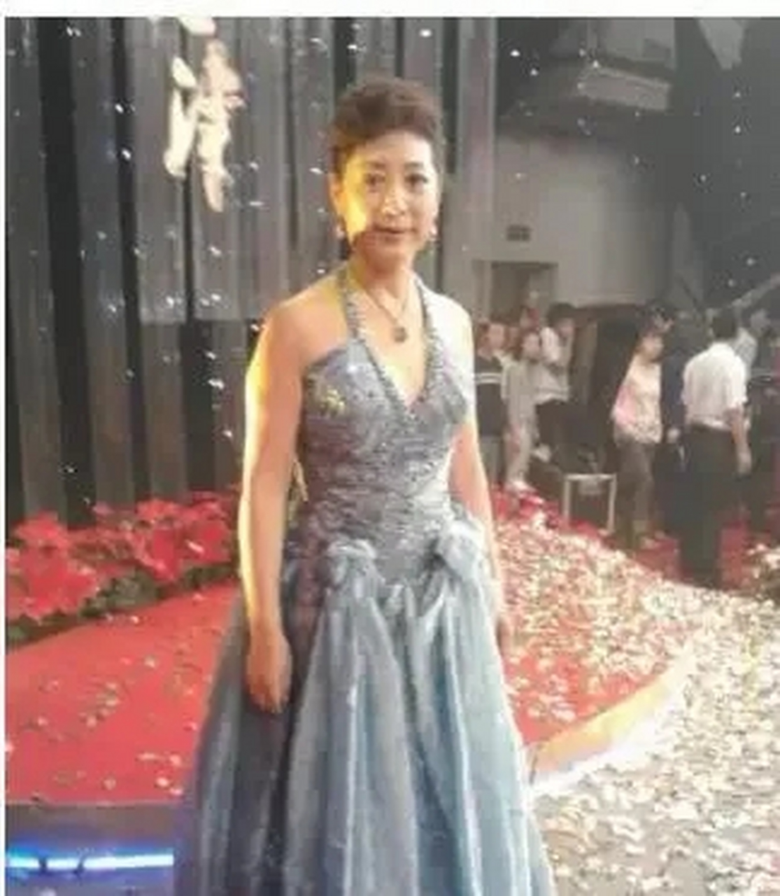 67岁关牧村近照曝光,没有刻意医美仪态优雅大方,无袖吊带连衣裙穿出