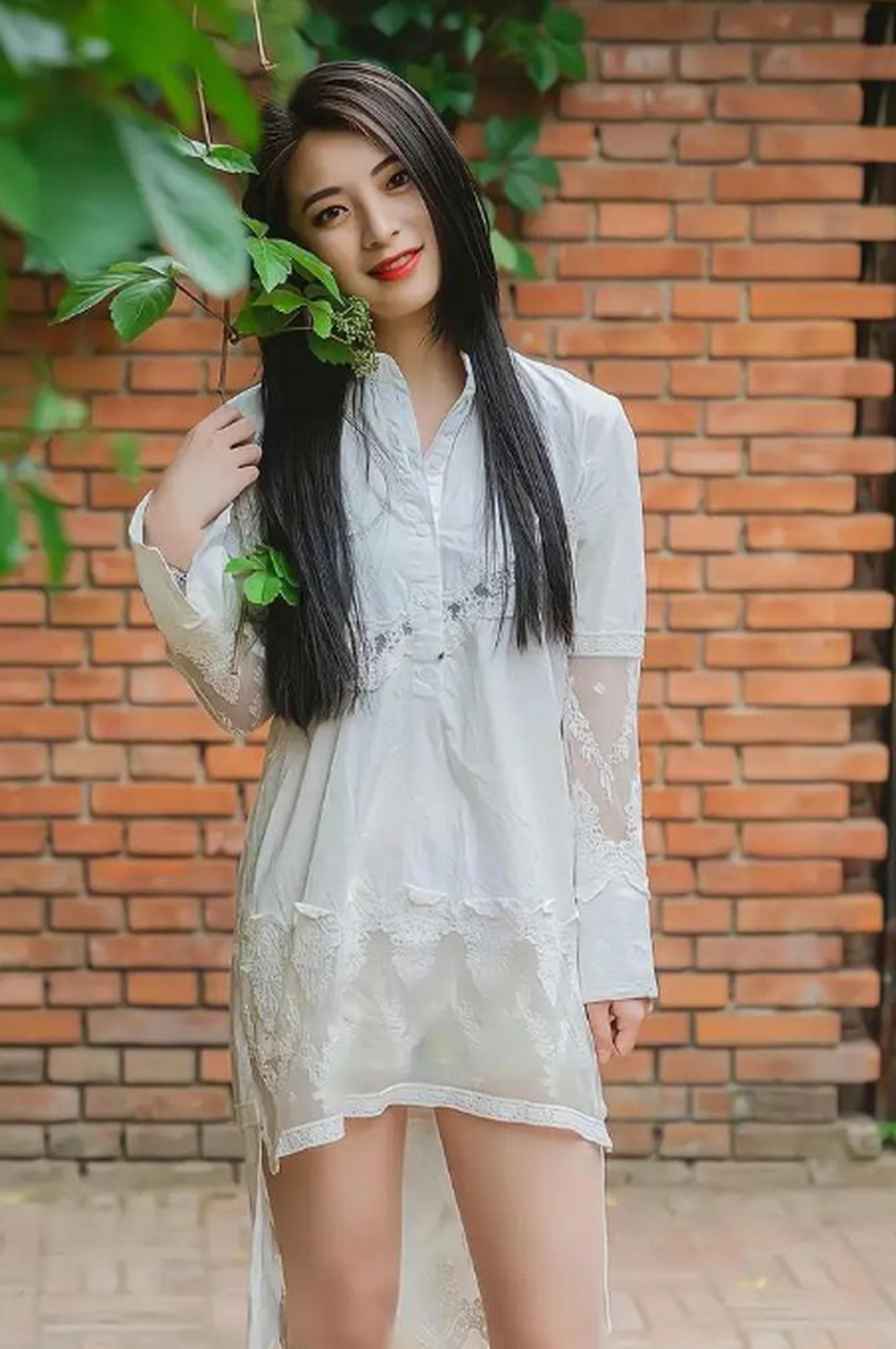 笑容甜美的白衣蕾丝裙美女