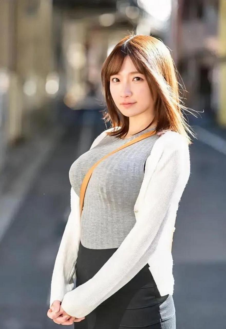 鹫尾芽衣,眼神里有娇滴滴的光.