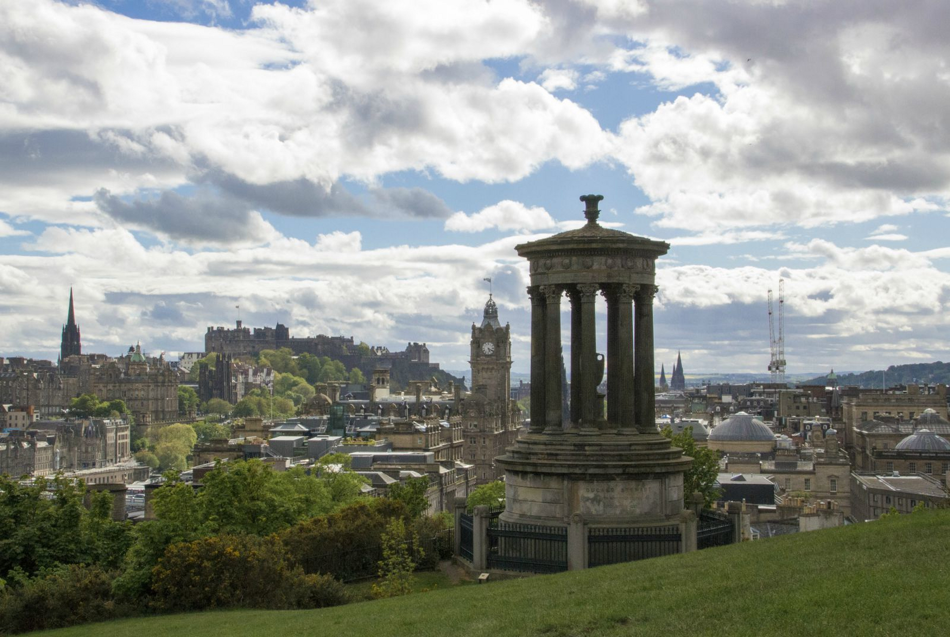 探访华夏邻国# 英国卡尔顿山,地处爱丁堡必境内,它是当地的必游景点