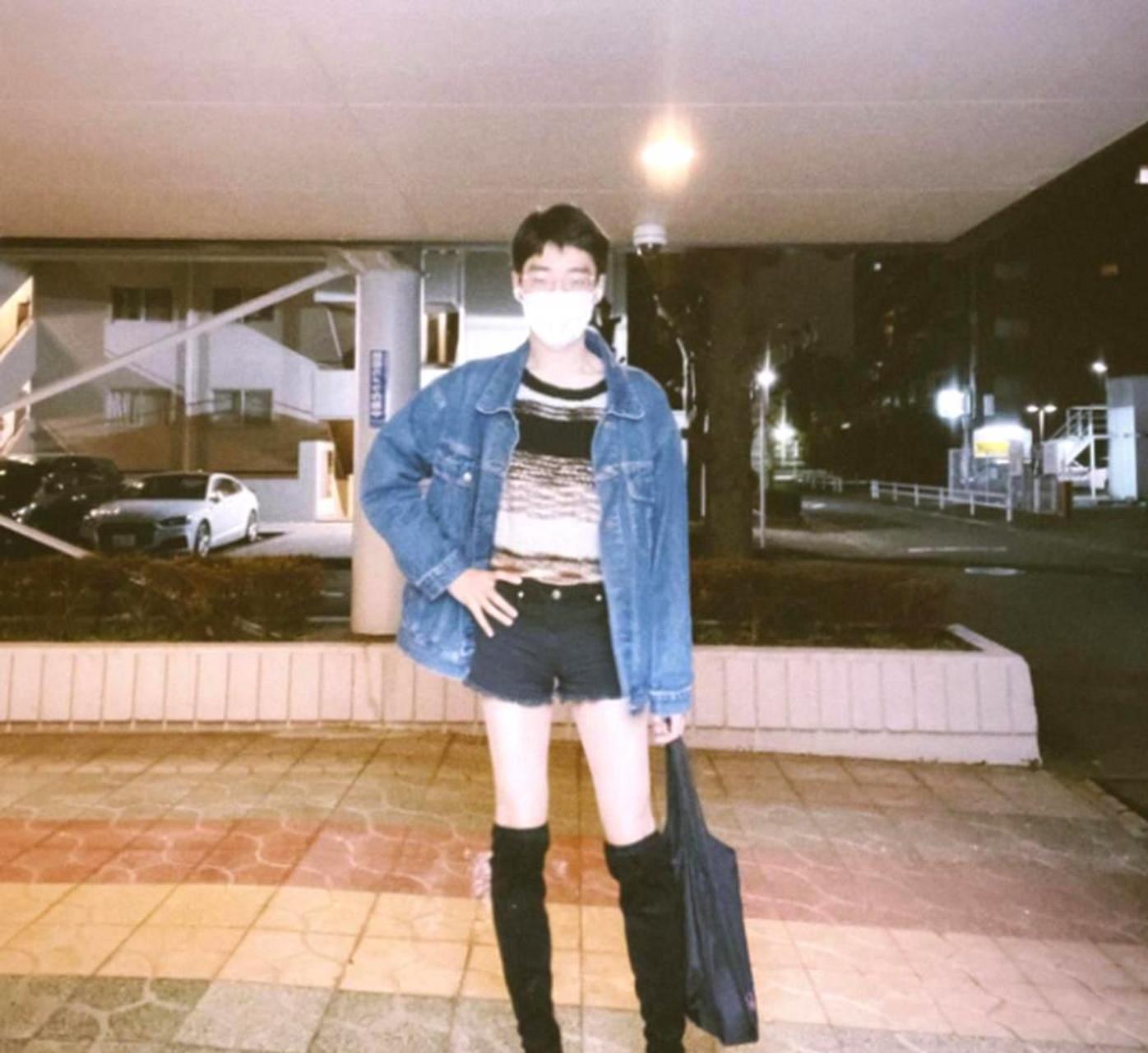 男孩子穿靴子时,性感程度甚至超过女人.