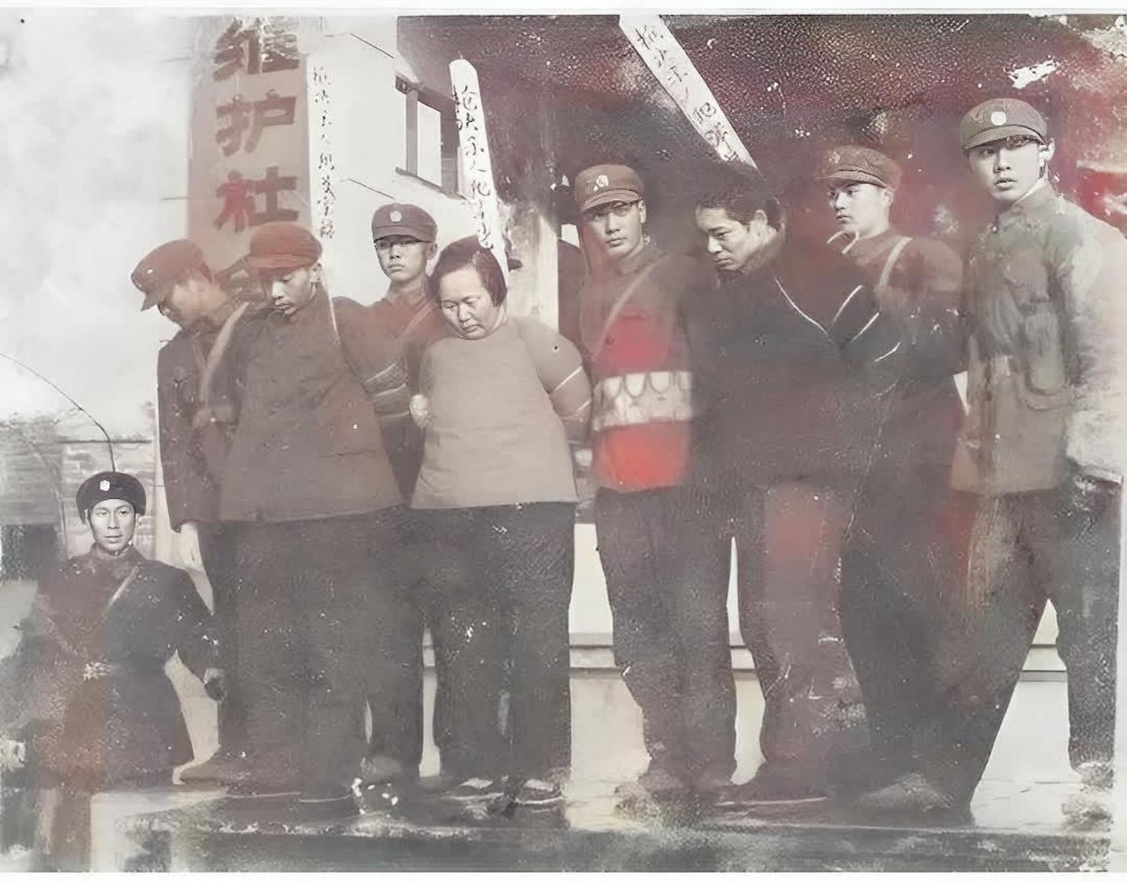 1986年,"女皇帝"晁正坤被捕后的一幕,真的没想到,画面中这位相貌普通