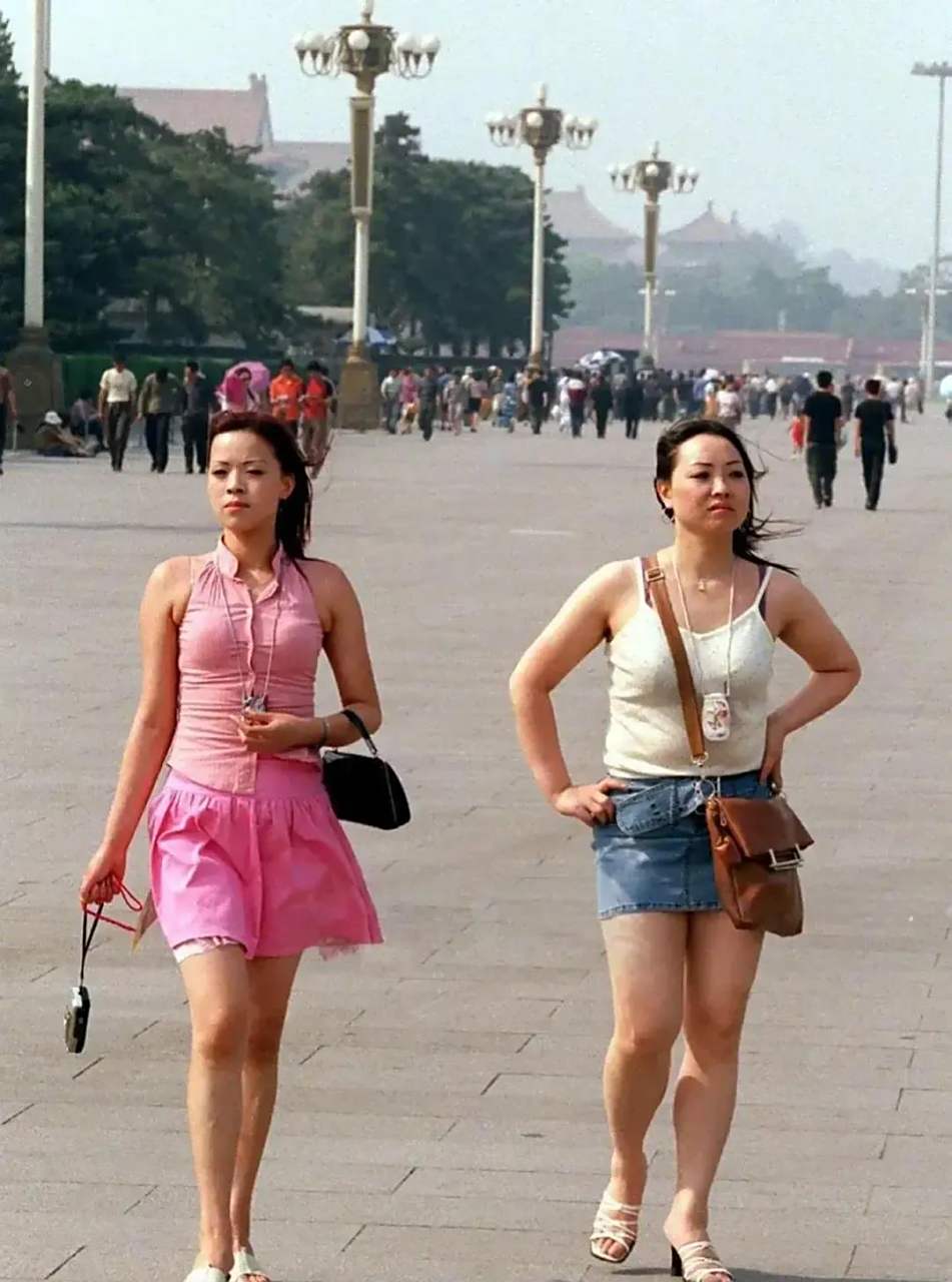 这张照片拍摄于2004年,两名姑娘在北京的合影,她们是大连一大学的大四