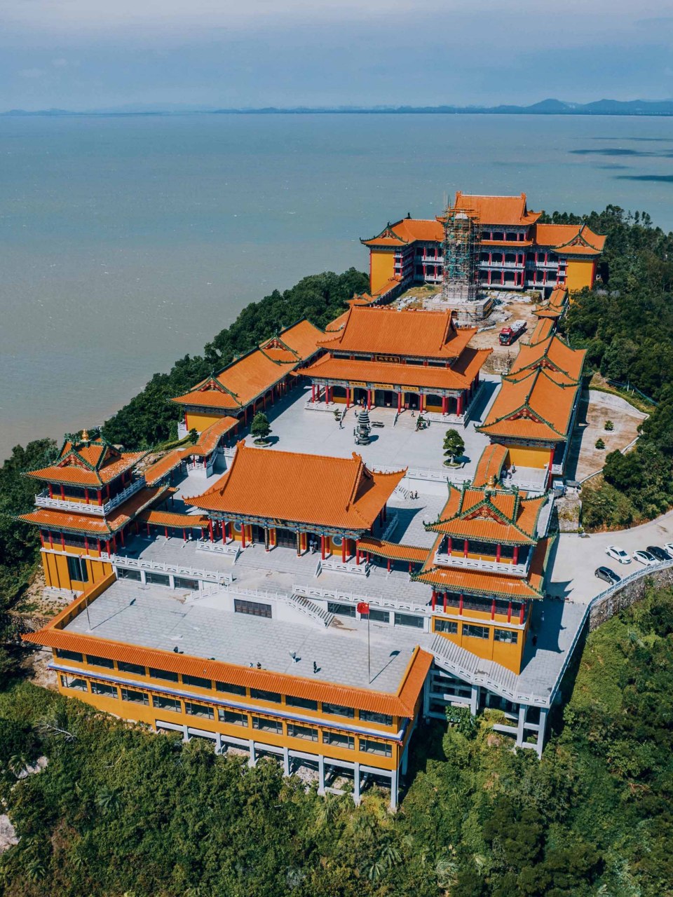 广东阳江罕见的"悬崖寺庙,非常壮观 阳江飞龙寺,筑于广东省阳江市