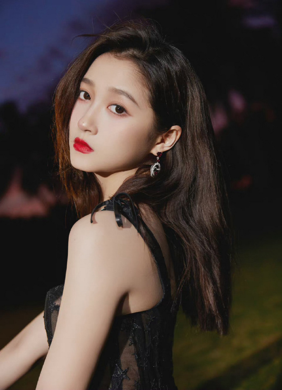 关晓彤在图兰朵里是公主,现实中也是公主.