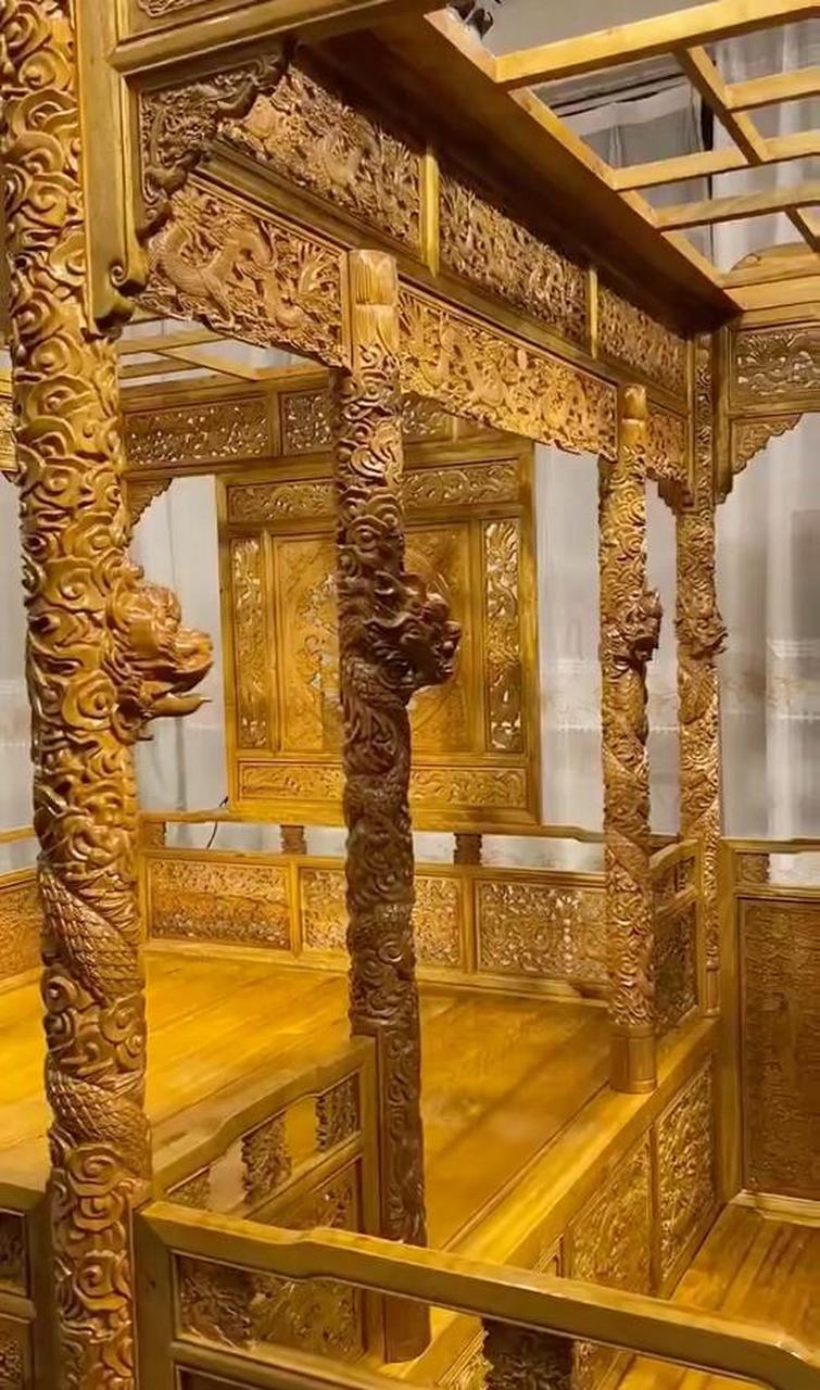 "福建一男子收藏了一架豪华龙床,当专家劝其上交国家时,男子毫不客气