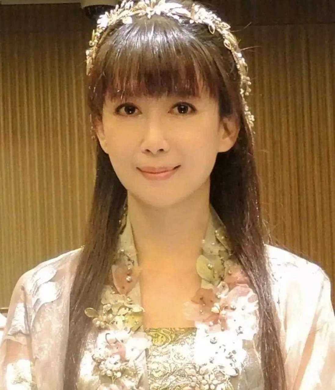 1995年,孟庭苇接到春晚邀请,演唱歌曲《风中有朵雨做的云》,她不知