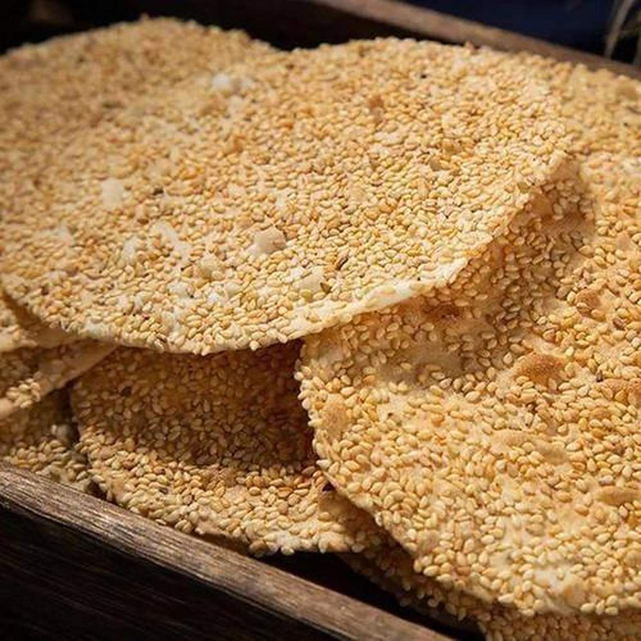 周村烧饼是淄博的一种传统小吃,因产于淄博周村区而得名,现在在山东的