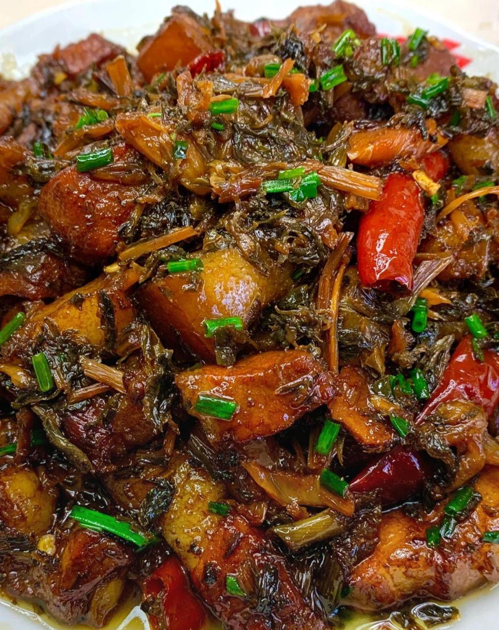 食材准备:梅干菜,五花肉,大葱,姜蒜 做法