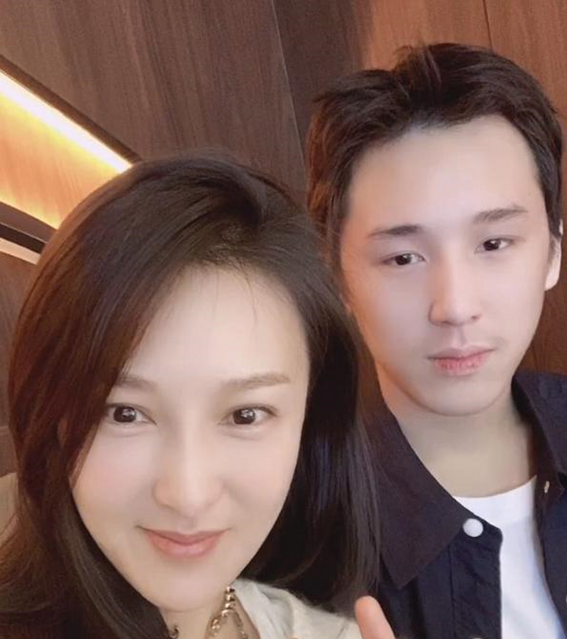 乐珈彤先是晒出与富豪老公朱锐的甜蜜合照,照片中,乐珈彤长发披肩,身